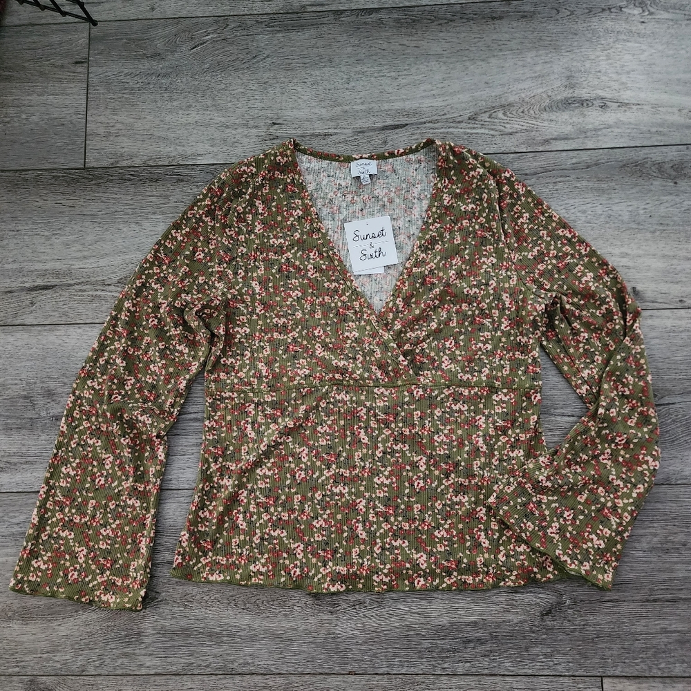 NWT xl olive and peach v neck top by  Sunset and Sixth